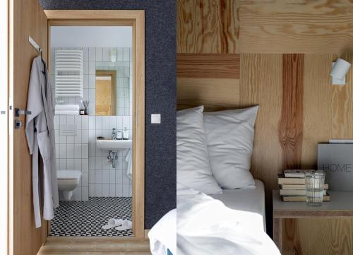 a bedroom with a bed and a bathroom with a sink at DOM GÓRY LAS - ADULTS - w kameralnej okolicy centrum Karpacza in Karpacz