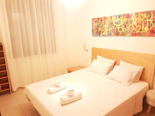 A bed or beds in a room at Beautiful apartment 75m2 with view at the beach, pool, parking
