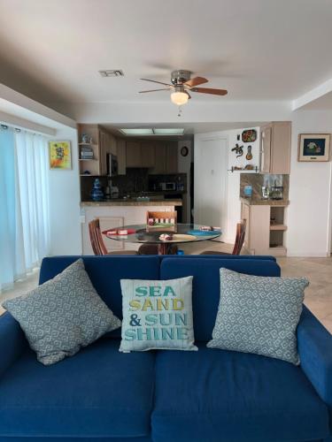 um sofá azul com almofadas na sala de estar em Breathtaking Oceana Del Mar em Rosarito