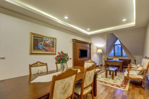 Ruang duduk di Buyuk Abant Hotel