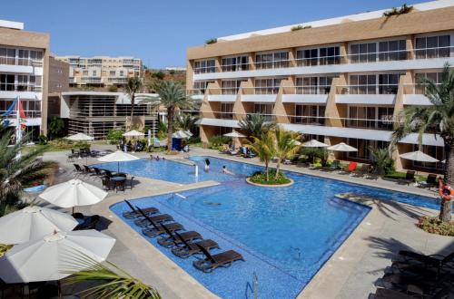 una imagen de una piscina en un hotel en Hotel Margarita Real en Pampatar