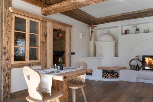 - une salle à manger avec une table et des chaises en bois dans l'établissement B&B Il Tabià, à Pieve di Cadore