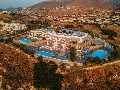 uma vista aérea de uma villa sobre uma falésia em Aqua em Parasporos