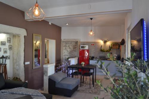 een woonkamer met een tafel en een keuken bij Yasmine 212 in Ançã