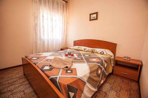 een slaapkamer met een groot bed en een tafel. bij Apartment in Rosolina Mare 25080 in Rosolina Mare
