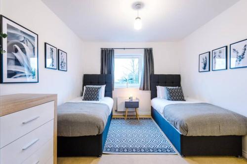 Кровать или кровати в номере Paladine Place Serviced Apartment Coventry