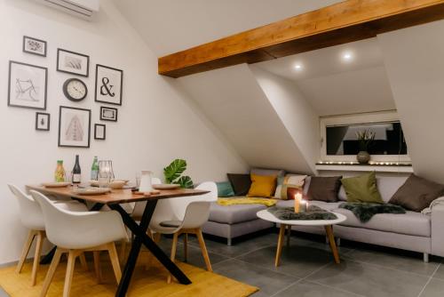 ein Wohnzimmer mit Tisch und Couch in der Unterkunft Monteurzimmer Pavan, M2, Apartment for Workers Saarbrücken,Luxemburg,Überherrn-KEINE Ferienwohnung in Saarlouis