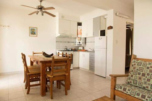 - une cuisine et une salle à manger avec une table et des chaises dans l'établissement 5ta Bajada Las Grutas, à Las Grutas