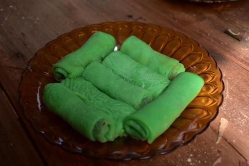 eine Schüssel mit grünen Milchkeksen in Herzform in der Unterkunft Kampoeng Karst Rammang Rammang in Kasijala