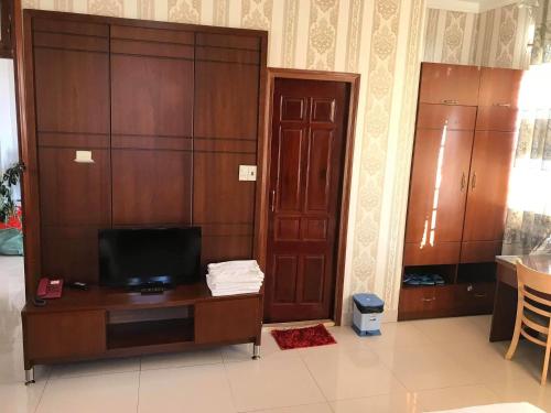 A television and/or entertainment centre at Hoàng Anh hotel