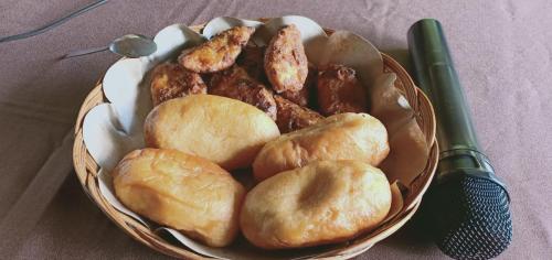 eine Schüssel Brot und Gebäck auf dem Tisch in der Unterkunft Kampoeng Karst Rammang Rammang in Kasijala