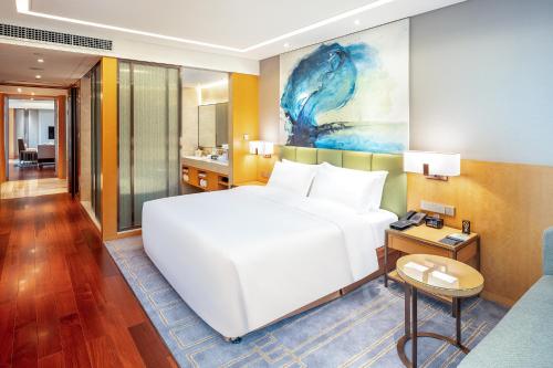 Katil atau katil-katil dalam bilik di Holiday Inn Neijiang Riverside by IHG
