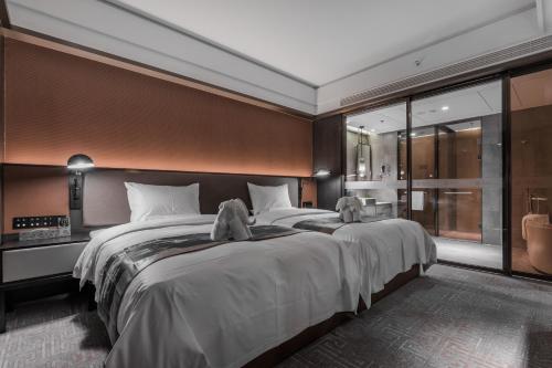 Llit o llits en una habitació de Qingdao Treasure Hotel