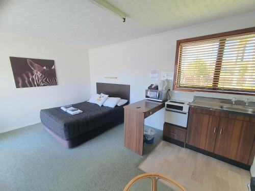 Dapur atau dapur kecil di Ascot Motor Lodge