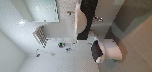 Televisyen dan/atau pusat hiburan di RedDoorz Plus near Siloam Hospital Balikpapan