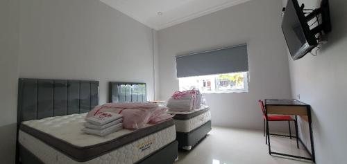 Katil atau katil-katil dalam bilik di RedDoorz Plus near Siloam Hospital Balikpapan
