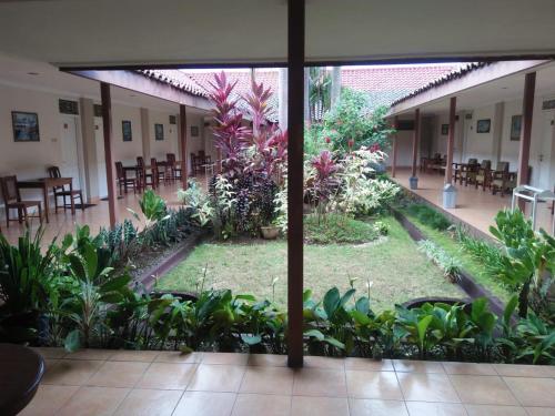 Un jardín fuera de Hotel Besar Purwokerto