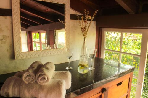 - une cuisine avec un comptoir avec des verres à vin et des serviettes dans l'établissement Casa de Hospedagem Paraty, à Parati