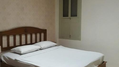 Una cama o camas en una habitación de Hotel Besar Purwokerto