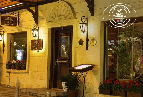 Un frente de tienda de un edificio con un letrero en él en Sirkeci Mansion, en Estambul