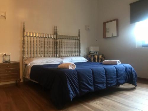 um quarto com uma cama grande e um cobertor azul em La Pepi house em Arcones