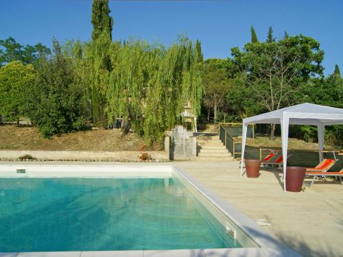 ヴォルテッラにあるHoliday Home Villa Sofia by Interhomeのガゼボ付きのスイミングプール、白いテントが備わります。