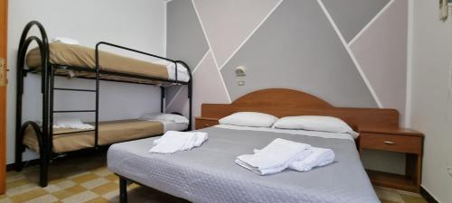 sypialnia z łóżkiem piętrowym w obiekcie Hotel Astoria w mieście Riccione