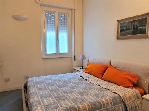 ラパッロにあるCasa Azzurraのベッドルーム1室(オレンジ色の枕と窓付)