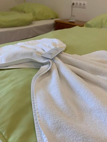 Postel nebo postele na pokoji v ubytování Aranykorona Hotel
