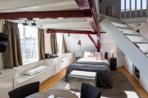 een slaapkamer met een bed en een trap bij B&B Parijs aan de Kaai in Middelburg