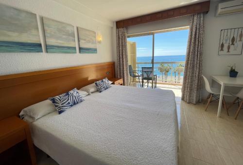 Ένα ή περισσότερα κρεβάτια σε δωμάτιο στο Apartamentos Playa Almuñécar