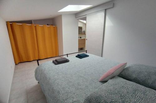 una camera con letto e divano di Appartement neuf tout confort ad Aubenas