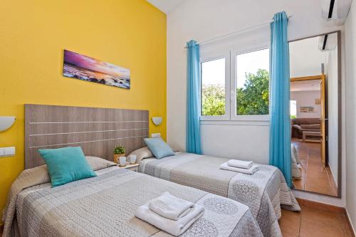 Giường trong phòng chung tại La Joya by Villa Plus