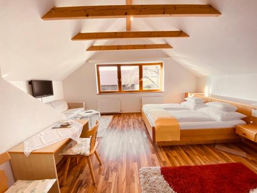 1 dormitorio con 1 cama grande, escritorio y ordenador en Gasthof zum Moosmann - Familie Pachernigg, en Arnfels