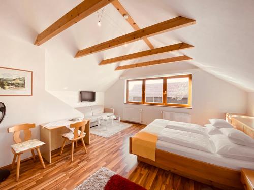 1 dormitorio con 1 cama grande y escritorio en Gasthof zum Moosmann - Familie Pachernigg en Arnfels