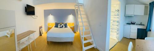 a bedroom with a bed and a ladder in a room at Résidence Thibaud in Toulouse