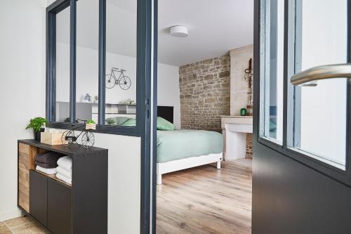 una camera con un letto e una finestra di Villa Mélusine ad Arçais
