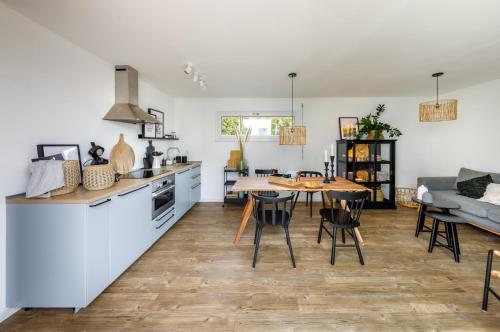 a kitchen and living room with a table and chairs at Tiny Cubus in Osterhofen