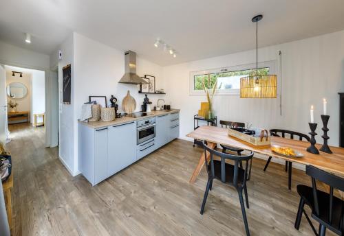 a kitchen and dining room with a table and chairs at Tiny Cubus in Osterhofen
