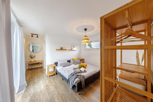 uma sala de estar com uma cama e um sofá em Tiny Cubus em Osterhofen
