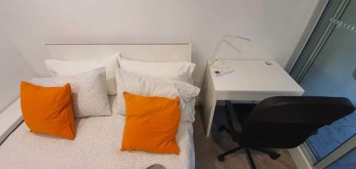 Dana-Cozy Studio with Shared Entry in the Cityにあるシーティングエリア