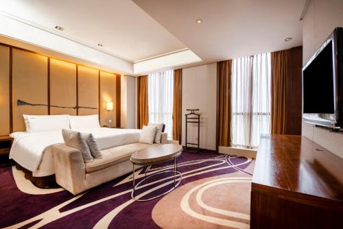 TV a/nebo společenská místnost v ubytování Holiday Inn Qingdao City Center by IHG - May 4th Square