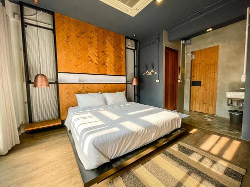 Кровать или кровати в номере Bedgasm Hostel Chanthaburi