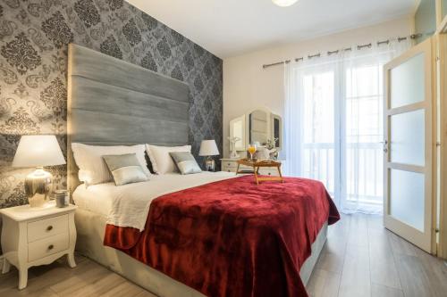 Un pat sau paturi într-o cameră la Francesca Luxury Apartment