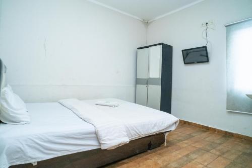 Кровать или кровати в номере 77 Guest House Serpong Mitra RedDoorz