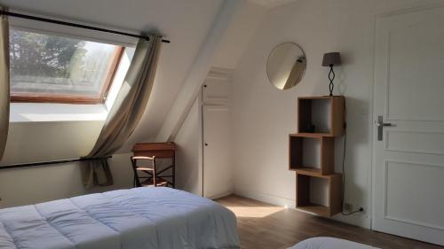 - une chambre avec un lit et une fenêtre dans l'établissement La petite chouette, à Saint-Côme-de-Fresné