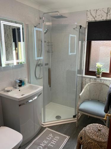 ein Badezimmer mit Dusche, Toilette und Waschbecken in der Unterkunft Remarkable 2-Bed Cottage in tranquil setting in Wooler