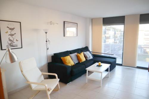 sala de estar con sofá y mesa en Sant Antoni de Calonge-Costa Brava en Sant Antoni de Calonge
