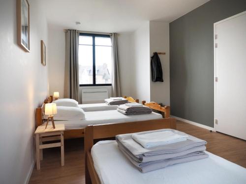 Gîte Les Pingouins du Phare tesisinde bir odada yatak veya yataklar