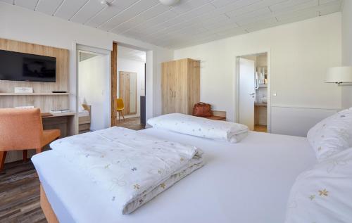 Giường trong phòng chung tại Landgasthof zur Sonne